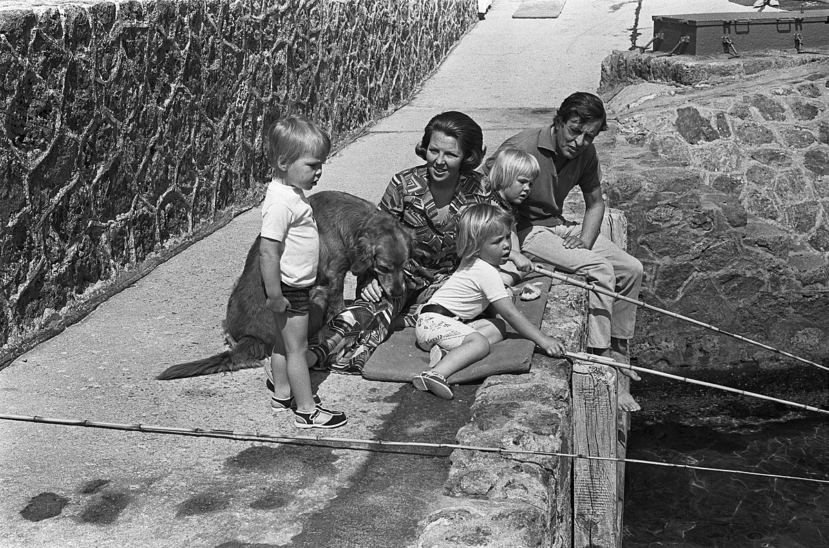Лето 1973 г., Италия, Порто-Эрколе, принцесса Нидерландов Беатрикс (была королевой с 30 апреля 1980 по 30 апреля 2013, отказалась от престола в пользу сына) с мужем принцем Клаусом и сыновьями-принцами: Виллемом-Александром, Йоханом-Фризо и Константином