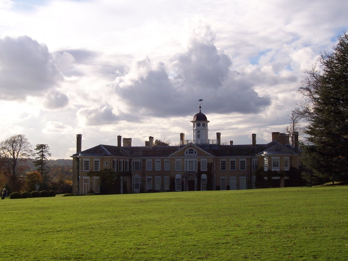 Поместье Polesden Lacey в графстве Суррей, в 20-е гг. XX в. принадлежало Маргарет Гревилл, здесь провели медовый месяц родители Елизаветы II